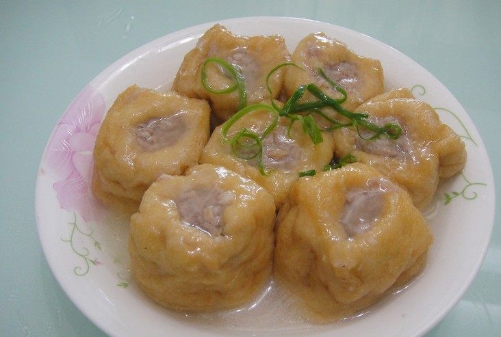 油豆腐赛肉,捞出油豆腐，余下的汤汁水淀粉勾芡一下，加点鸡精，撒上葱花，浇在油豆腐上即可。