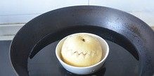 冰糖雪梨炖燕窝,把雪梨燕窝放入小碗中,入锅炖30~40分钟