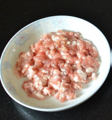 洋葱鲜肉饼,鲜肉剁馅，放少许盐，爆腌一下。