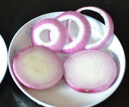 洋葱鲜肉饼,洋葱切片，注意洋葱要横切，成圈形。