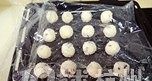 蔓越莓椰蓉芝士小球,将混合好的面团揉成小球，每个小球揉好后在椰蓉中滚一滚，裹上一层椰蓉，放入铺了保鲜膜的烤盘上，盖上一层保鲜膜，入冰箱冷藏约20分钟即可