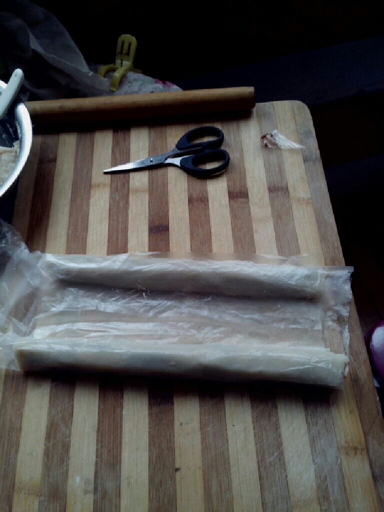 豆沙芸豆卷,从两面往中间卷,一定要卷劲