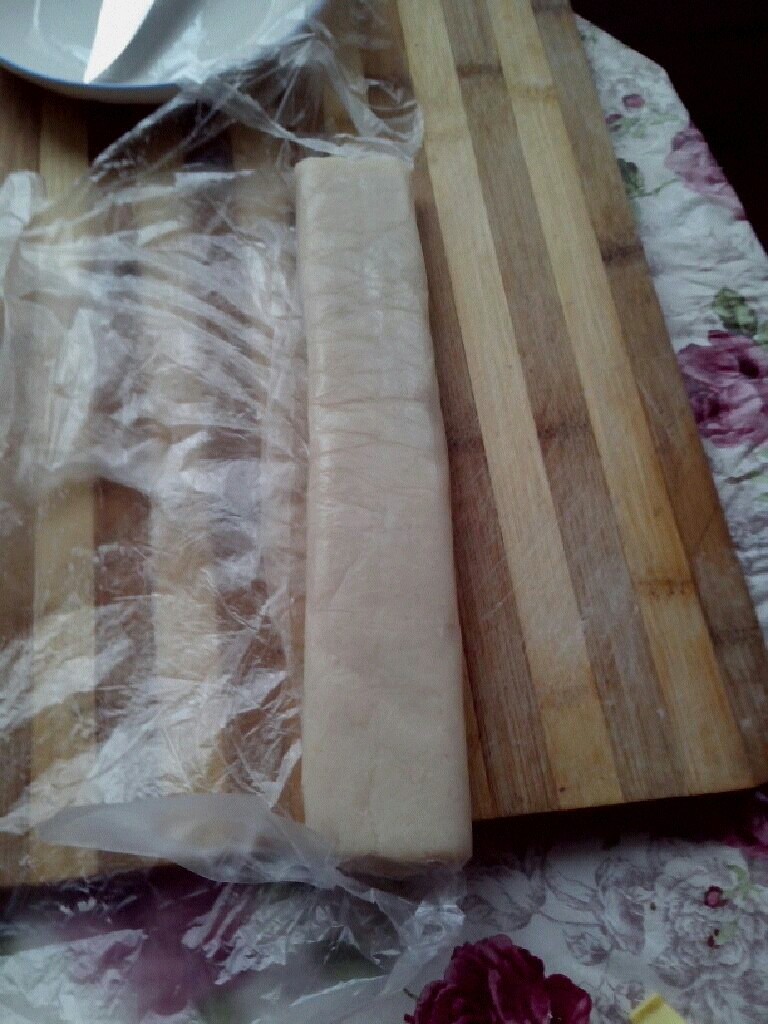豆沙芸豆卷,放冰箱里冷藏,半小时后再拿出来,方便切,切好摆盘就好了