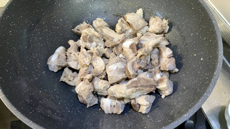 胡萝卜烧排骨,热锅冷油,油温热,下排骨,中火煸炒到表面微焦