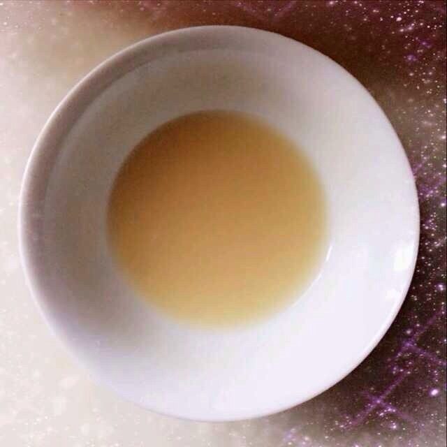 葱油饼,准备一张大的保鲜膜,在保鲜膜上涂上一层食用油,这时候三油齐全。1小时后,将面团取出,将面团在保鲜膜上滚一下,就不会那么黏手了。将面团分隔成一个个小团,每个50克,面团表面都抹一层油。
