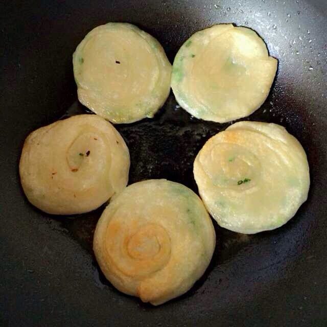 葱油饼,等两面全部金黄,并用铲子敲上去有点脆脆的感觉即可出锅,香香脆脆的葱油饼大功告成啦!