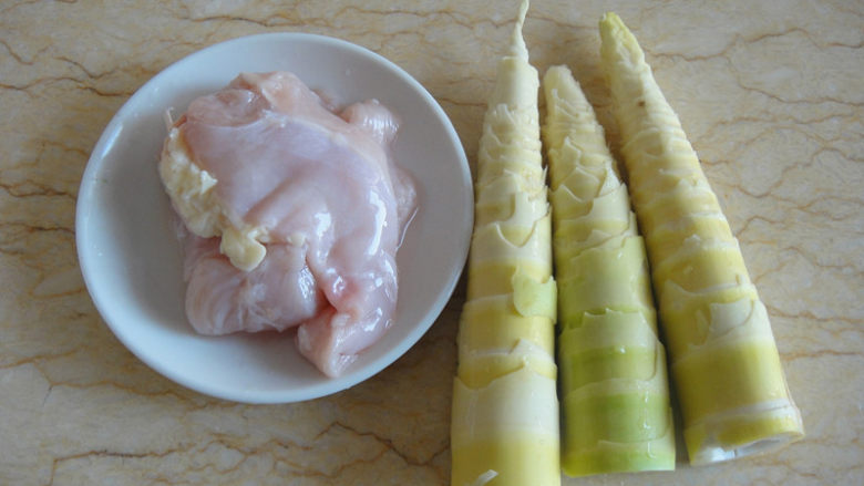 釀笋尖,<a style='color:red;display:inline-block;' href='/shicai/ 101'>鸡胸肉</a>洗净,笋去壳切下最嫩的笋尖