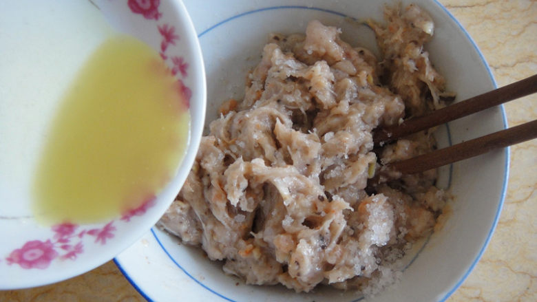 釀笋尖,.鸡胸肉,虾米,香菇斩成末后搅拌一起,加入盐,<a style='color:red;display:inline-block;' href='/shicai/ 718'>料酒</a>和生姜汁一起按顺时针方向搅拌成有粘性为止
