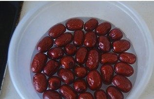 糯米红枣,<a style='color:red;display:inline-block;' href='/shicai/ 2470'>红枣</a>浸泡一个小时至膨胀