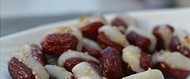 糯米红枣,码一层糯米红枣入碗里，洒一层芝麻，浇一勺冰糖桂花水，再码一层糯米红枣，如此重复