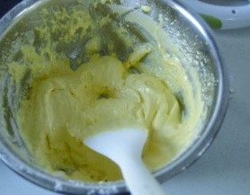 橙香蔓越莓碗糕,面粉过筛,分几次筛入打好的蛋糊中,上下切拌均匀