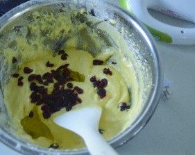 橙香蔓越莓碗糕,加入橄榄油和蔓越莓,拌匀