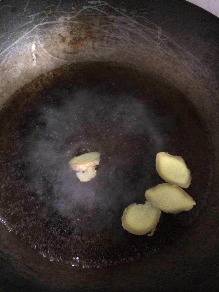 酸辣鸡爪,在锅中放几个<a style='color:red;display:inline-block;' href='/shicai/ 37'>姜</a>片，加入适当<a style='color:red;display:inline-block;' href='/shicai/ 718'>料酒</a>，沸水煮开