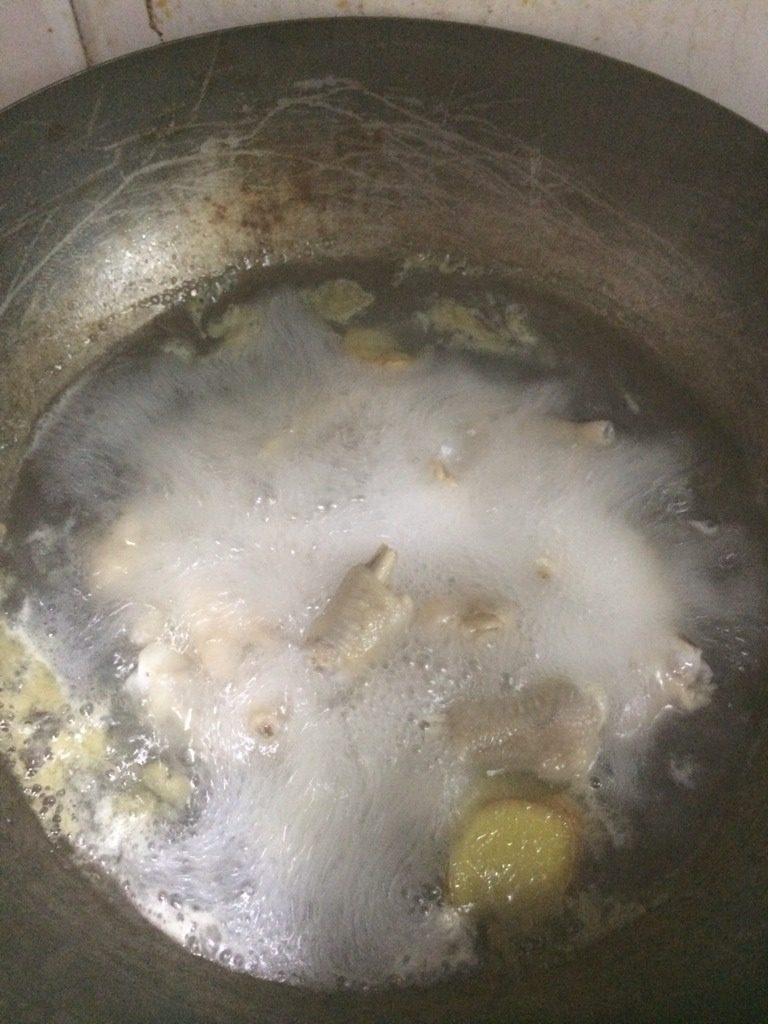 酸辣鸡爪,洗净的<a style='color:red;display:inline-block;' href='/shicai/ 89'>鸡爪</a>放入沸水中煮五分钟