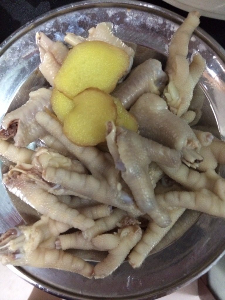 酸辣鸡爪,鸡爪捞出后用凉水冲洗，沥干水分