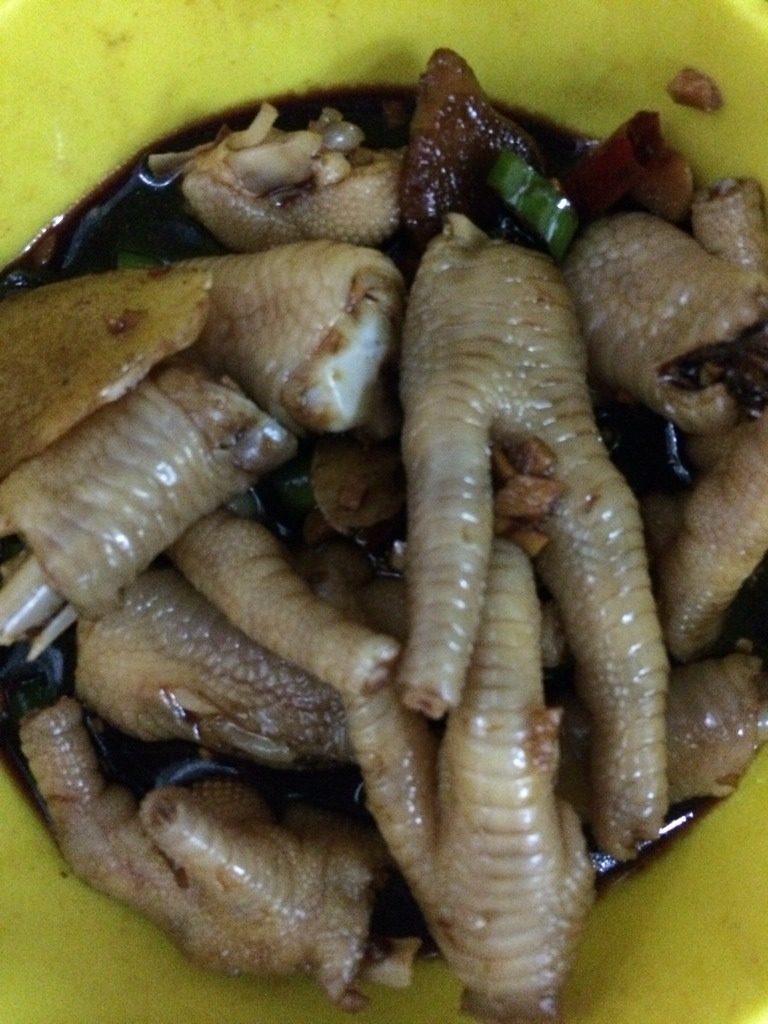 酸辣鸡爪,找一大碗，放入切碎的蒜，<a style='color:red;display:inline-block;' href='/shicai/ 62'>辣椒</a>，适当<a style='color:red;display:inline-block;' href='/shicai/ 692'>酱油</a>，醋，<a style='color:red;display:inline-block;' href='/shicai/ 3738'>芝麻油</a>，盐，调成汁。放入鸡爪，最好每个鸡爪都能浸到汁