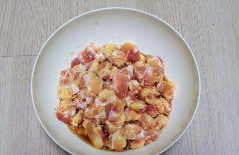 茶香脆骨,鸡脆骨洗干净用腌料腌制30分钟入味,酱油膏1茶勺,蜂蜜1小勺,水少许调成汁备用