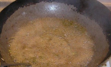 茶香脆骨,放入6成热的油锅中炸至金黄色,捞出沥干油分待用