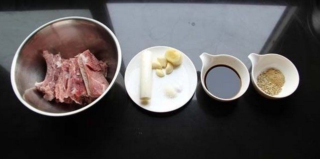 茴香排骨,排骨洗净后沥干,斩成约8CM小段,大葱切丝,姜切片,大蒜拍碎