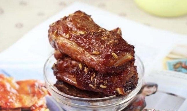 茴香排骨,上下火210度预热5分钟,底部插入烤盘烤网,上下火210度烤35分钟即可