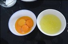 酸奶蛋糕,把蛋清和蛋黄分离,在蛋清中加几颗盐,打发