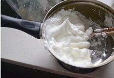 酸奶蛋糕,蛋白,打成粗泡后,加第一次砂糖;继续打呈细腻的泡沫加第二次糖;打发成湿性泡发 ,此时状态呈弯钩状,加第三次糖;最后,直至打发成硬性泡发,呈直立的三角形小尖