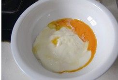 酸奶蛋糕,蛋黄加酸奶、食用油、白糖拌匀,再加面粉搅拌成无颗粒的蛋液