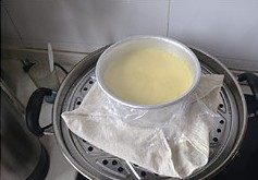 酸奶蛋糕,给模具包上保鲜膜,以防水汽进入。上锅蒸二十几分钟
