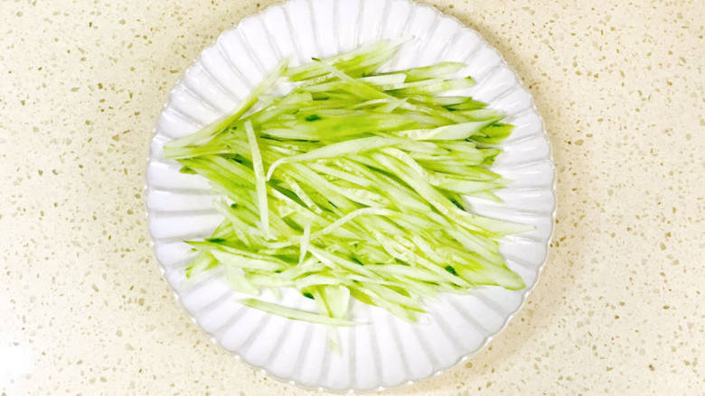 黄瓜炒土豆丝,<a style='color:red;display:inline-block;' href='/shicai/ 54'>黄瓜</a>洗净,切成细丝