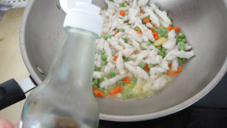 松仁鱼米,滴入适量<a style='color:red;display:inline-block;' href='/shicai/ 714'>鱼露</a>