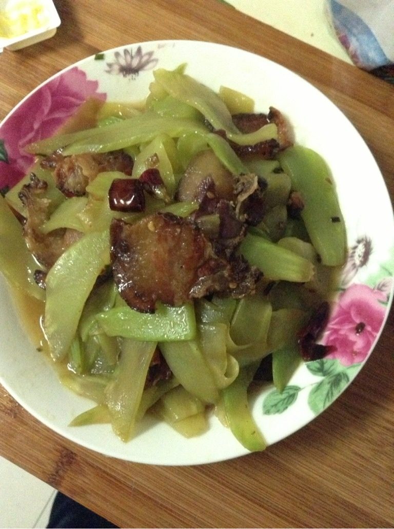 烟熏腊肉炒莴笋