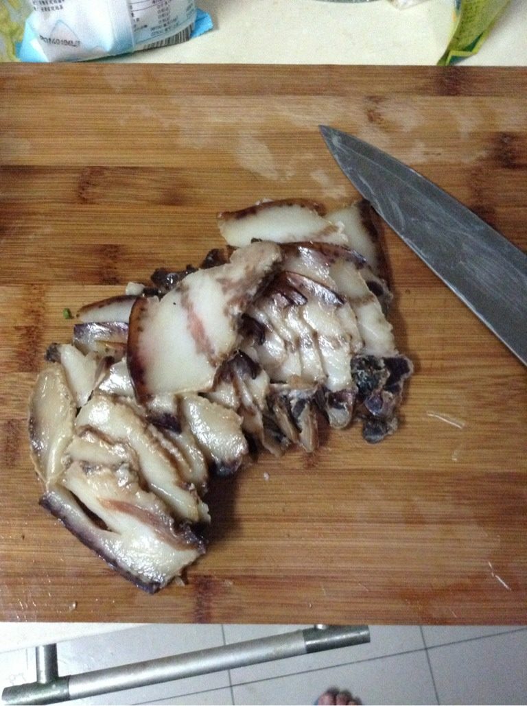 烟熏腊肉炒莴笋,腊肉洗净切片,莴笋去皮洗净切片,干辣椒切段备用,