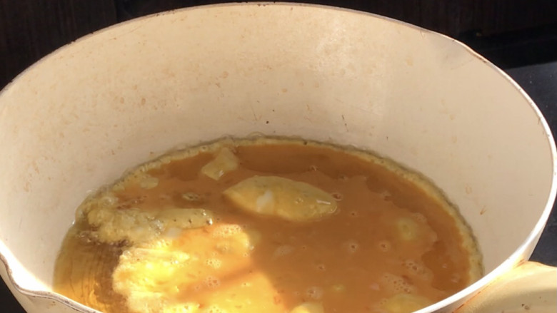 白萝卜炒鸡蛋,再起锅热油,倒入蛋液煎熟