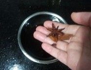 香卤猪大肠,准备调味料:倒入生抽和老抽,加入蚝油,八角,桂皮,水。