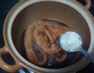 香卤猪大肠,加入米酒,冰糖,再煮5分钟左右,用筷子能轻松戳穿猪大肠即可。