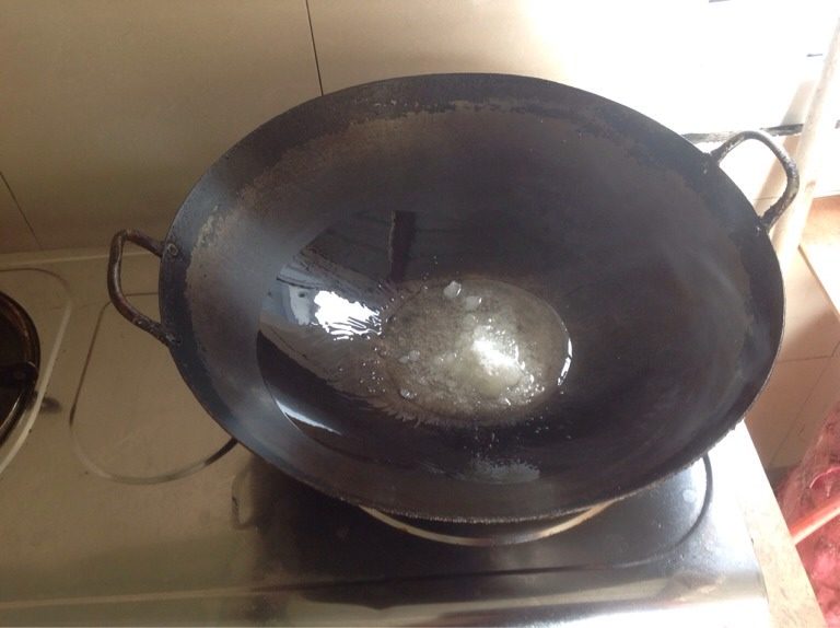 红烧猪蹄,如图油里加入绵白糖