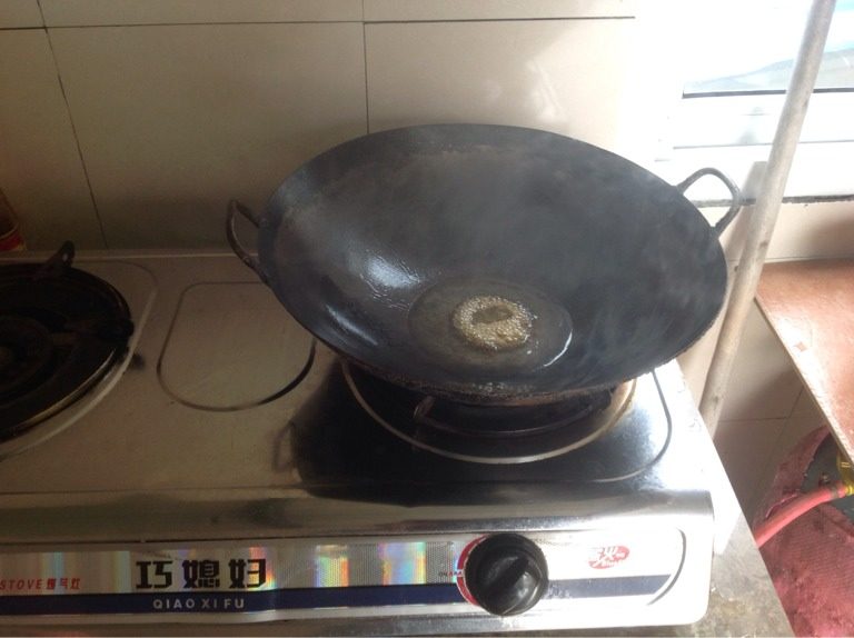 红烧猪蹄,如图将糖烧热，烧至糖气泡