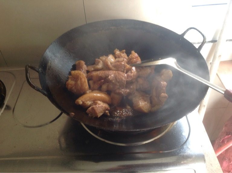 红烧猪蹄,如图翻炒至变色加入酱油继续翻炒