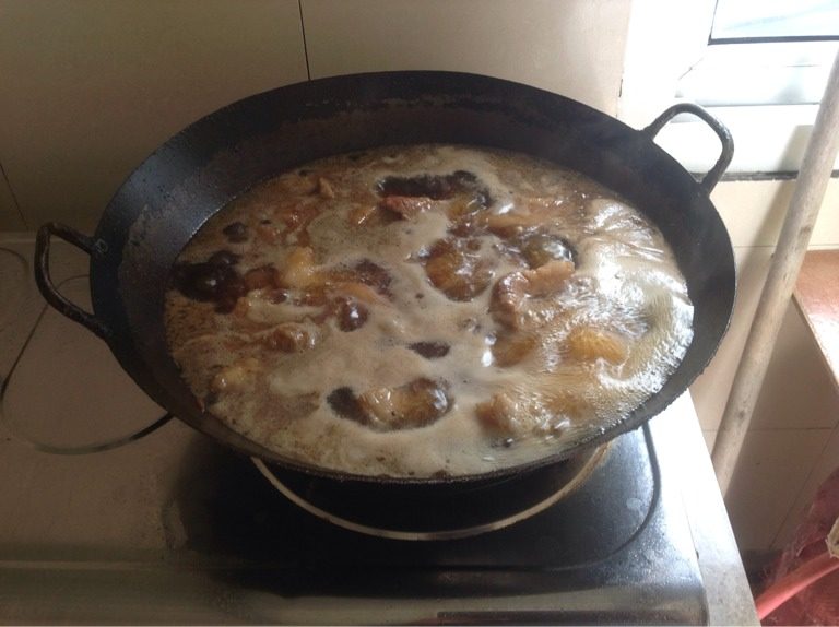 红烧猪蹄,如图炒一会加入水，一点料酒，盐，鸡精，大火烧开，撇去浮在上面的杂质，小火慢慢烧2个小时，在大火收汁。如果没有时间就放进电压锅15分钟，出来后大火收汁！