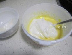 海绵手指饼,取一半打发的蛋白和蛋黄混合,翻拌均匀