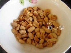 花生香辣虾球,花生去皮，加大约1汤匙油用中火炒至金黄备用