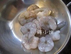 花生香辣虾球,海虾剥出虾仁，洗净，挑出虾线