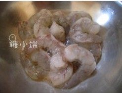花生香辣虾球,切好的虾仁加淀粉和料酒抓匀，放冰箱腌制1个小时