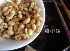 花生香辣虾球,最后倒入准备好的花生，翻炒均匀即可出锅