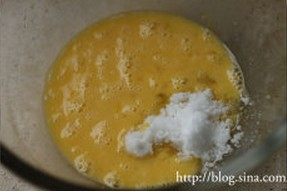 水果千层蛋糕,加入幼砂糖,继续搅拌至糖融化