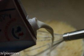 水果千层蛋糕,放入牛奶,搅拌均匀成牛奶鸡蛋液