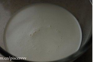 水果千层蛋糕,低粉筛入牛奶鸡蛋液,搅拌成均匀的面糊