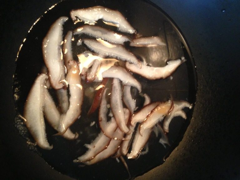 香菇肉馅豆腐丸,调入半勺盐,用<a style='color:red;display:inline-block;' href='/shicai/ 845'>高汤</a>煮香菇片,汤滚后加入淀粉勾芡