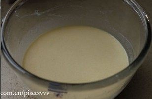 水果千层蛋糕,将搅拌后的面糊过筛后,入冰箱冷藏半小时