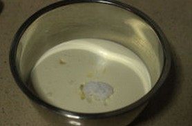 水果千层蛋糕,将淡奶油倒入干净的盆中,加糖后先低速后转高速搅打